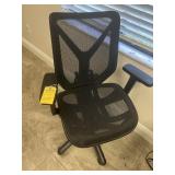 BLACK MESH ROLLING OFFICE CHAIRS (OFFICE 6)