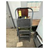 3-STEP FOLDING LADDER
