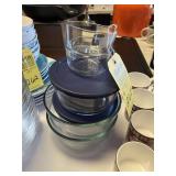 ASSORTED PYREX BOWLS WITH 2 LIDS