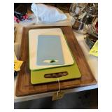 ASSORTED CUTTING BOARDS