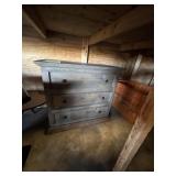 GRAYISH BROWN DRESSER WITH 3 DRAWERS & CONTENTS -