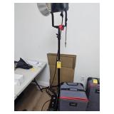 APUTURE 600C PRO LIGHT STORM WITH SMALL RIG TRIPOD
