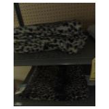ASSORTED CAT - 6- BLANKETS / 1- BED