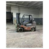 TOYOTA FORKLIFT - 3 STAGE / SIDE SHIFT (TIRES BAD