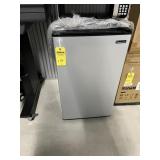 MAGIC CHEF STAINLESS STEEL / BLACK REFRIGERATOR WI