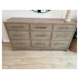 DRESSER