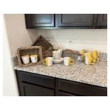 ASSORTED KITCHEN ITEMS