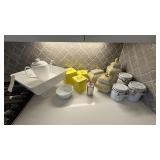 ASSORTED KITCHEN ITEMS