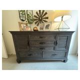 DRESSER