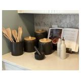 ASSORTED KITCHEN ITEMS