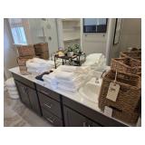 ASSORTED BATHROOM ITEMS