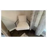 ACCENT CHAIR