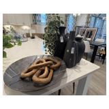 ASSORTED DECORATIVE ITEMS