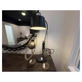 ASSORTED DÉCOR ITEMS W/LAMP