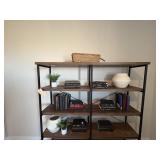 ASSORTED DÉCOR ITEMS