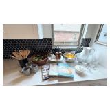 ASSORTED KITCHEN ITEMS