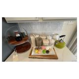 ASSORTED KITCHEN ITEMS