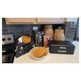 ASSORTED KITCHEN ITEMS