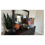 ASSORTED DECOR ITEMS