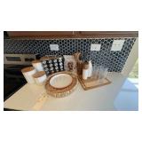 ASSORTED KITCHEN ITEMS