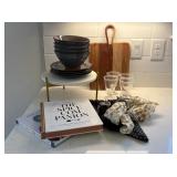 ASSORTED KITCHEN ITEMS
