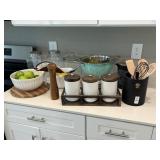 ASSORTED KITCHEN ITEMS