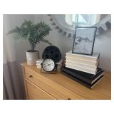 ASSORTED DÉCOR ITEMS