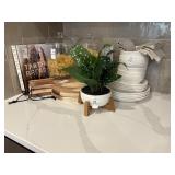 ASSORTED KITCHEN ITEMS
