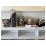 ASSORTED DÉCOR ITEMS