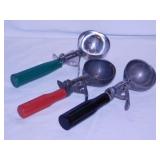 4 vintage ice cream scoops - 5 mini metal trays -