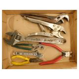 2 adjustable crescent wrenches - Locking pliers -