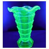 Indiana Glass Tea Room uranium green glass vase,
