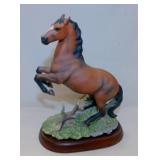Horse dï¿½cor: 1997 The Champion porcelain horse -