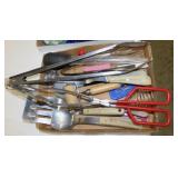 Kitchen utensils: Wooden handle ice cream scoop -