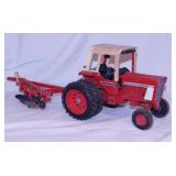Ertl International 1586 tractor w/ duals &