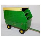 Ertl John Deere forage wagon, 1:16 scale