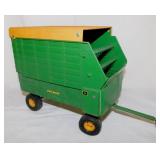 Ertl John Deere forage wagon, 1:16 scale