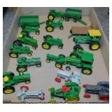 Ertl John Deere & other antique tractors, 1:64