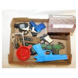 5 vintage toy guns - 1998 Thomas Kinkade