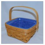 2001 Longaberger Medium Berry basket w/ liner &
