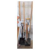 4 long handled tools: Sledge hammer - Shovels -