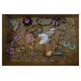 Costume jewelry: Brooch pins - Necklaces -