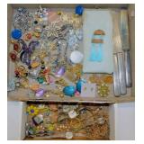 Costume jewelry: Brooch pins - Necklaces -