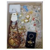 Costume jewelry: Brooch pins - Necklaces -