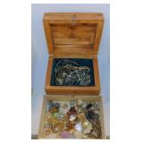 Costume jewelry: Necklaces - Bracelets - Earrings