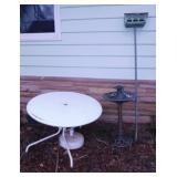 Vintage metal 42' patio table - Bird feeder on