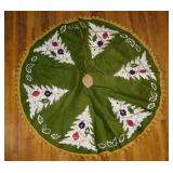 Appliqued Christmas tree skirt - Vintage vinyl