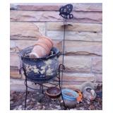 Cast iron kettle on wire stand - Flower pots -