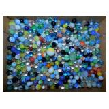 Flat of vintage swirl glass marbles, some Uranium