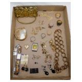 Gold tone costume jewelry: 6 rings - Shell